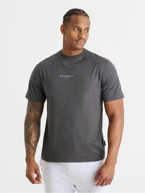 SONNETI LONDON ESSENTIAL T-SHIRT